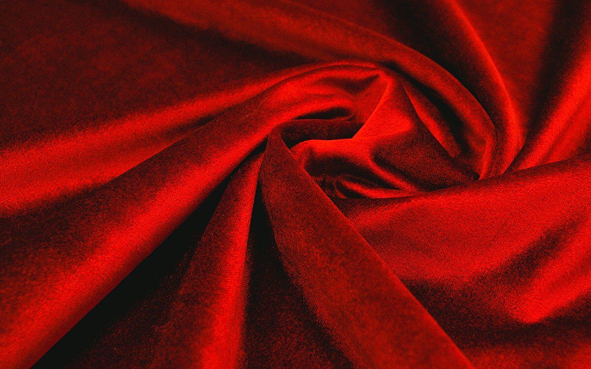 Кумач вый ситц вый. Бархат материал 17-1512 ТПГ. Красный бархат ткань. Красная бархатная ткань. Красный велюр ткань.